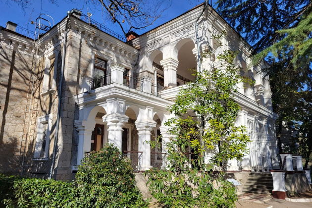Спектакль-экскурсия по Алуште «Все у нас! Только вас ждём!»