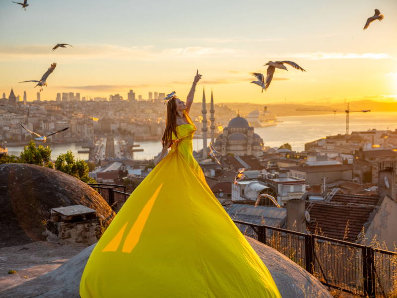 Золотой рассвет: атмосферная фотоссесия на стамбульской крыше