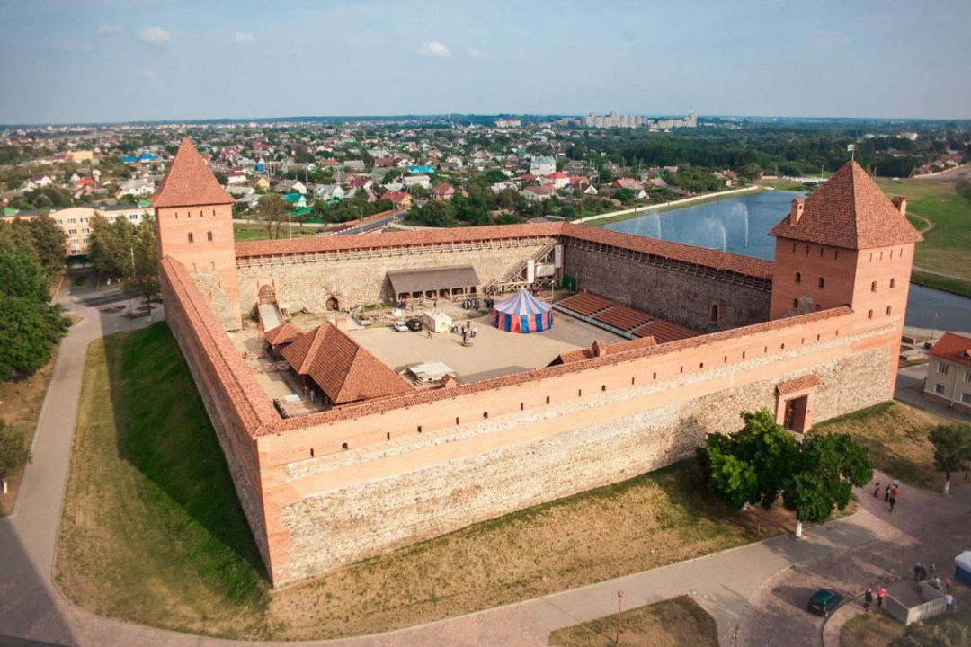 Лидский замок, костёл в Старых Василишках, церковь-крепость в Мурованке — фото 7