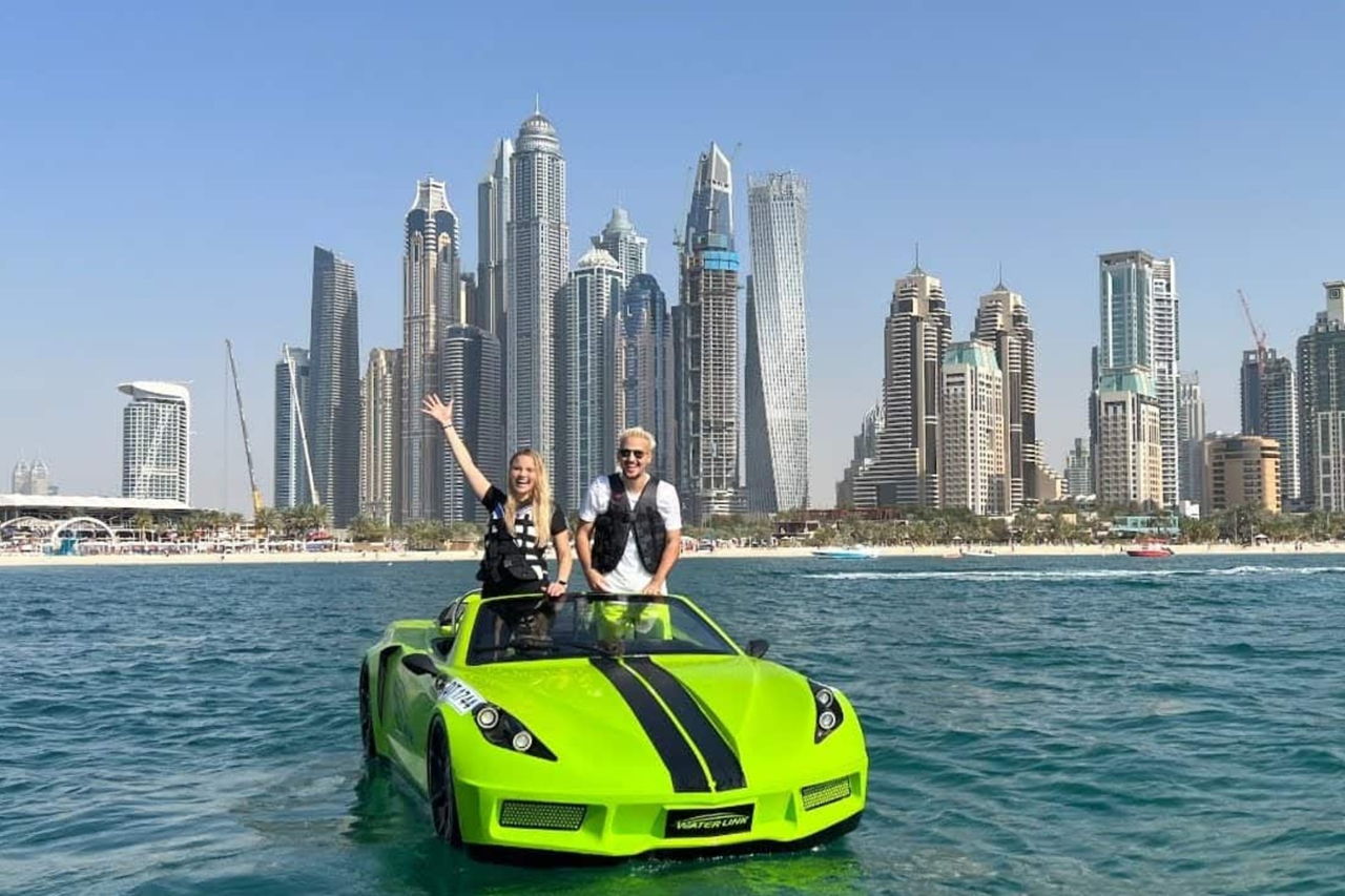 Скорость на воде: аренда Jet Car в Дубае