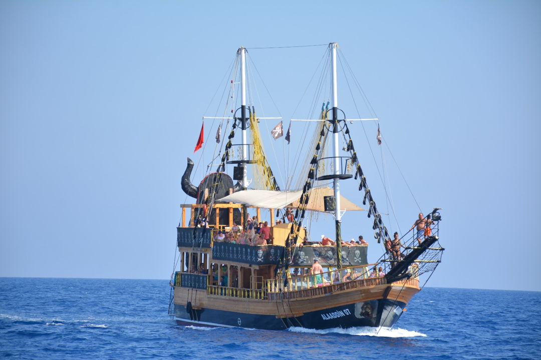 Пиратская яхта из Сиде: купание в бухтах Средиземного моря — фото 6