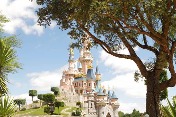 Round-Trip Comfortable Coach Transfer from Paris to Disneyland® Paris
