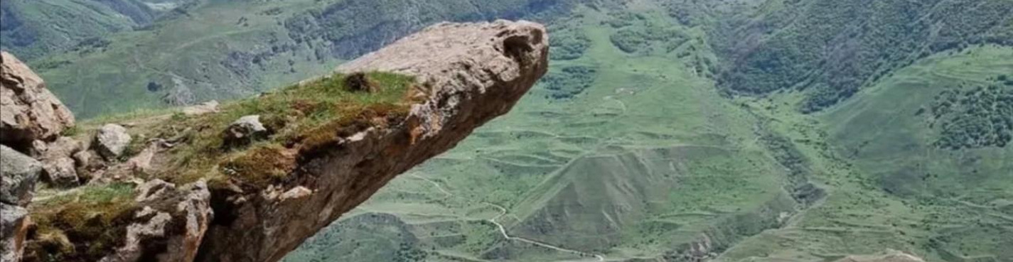Верхняя Балкария, Язык Тролля и замок Шато-Эркен