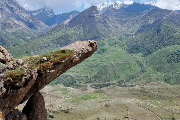 Верхняя Балкария, Язык Тролля и замок Шато-Эркен