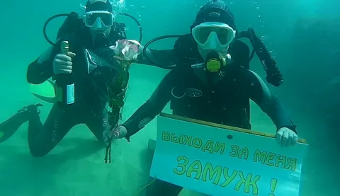 Предложение руки и сердца под водой. Ласпи (Крым)