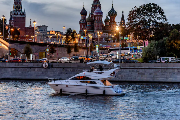 Речная прогулка на яхте с капитаном по центру Москвы по выбранному маршруту — экскурсия, Москва | Покатаем