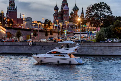Речная прогулка на яхте с капитаном по центру Москвы по выбранному маршруту