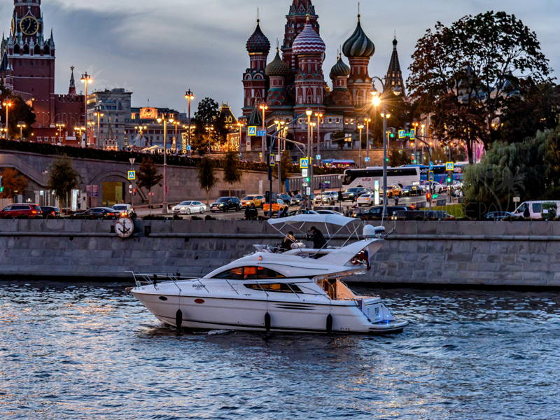Речная прогулка на яхте с капитаном по центру Москвы по выбранному маршруту