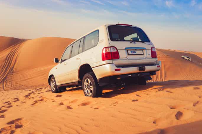 Из Шарджи: индивидуальное катание по песчаным дюнам на автомобиле 