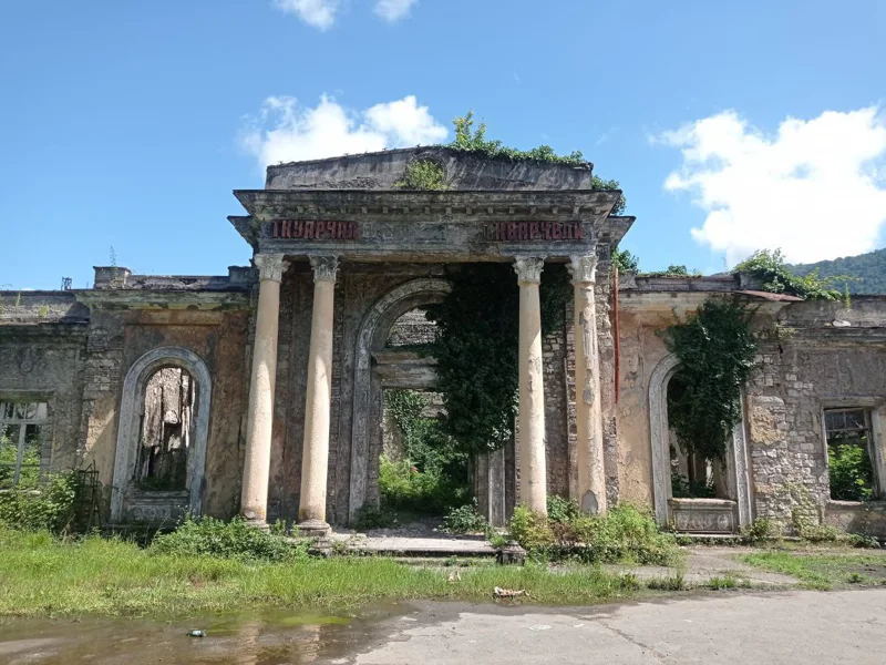 Тайны восточной Абхазии: Ткуарчал и город-призрак Акармара — фото 2, Сухум | Покатаем