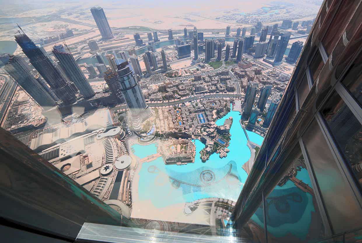 Смотровая площадка Бурдж Халифа. Дубай Бурдж Халифа смотровая площадка. Бурдж Халифа 124 этаж. Бурдж-Халифа Дубай 124 этаж.