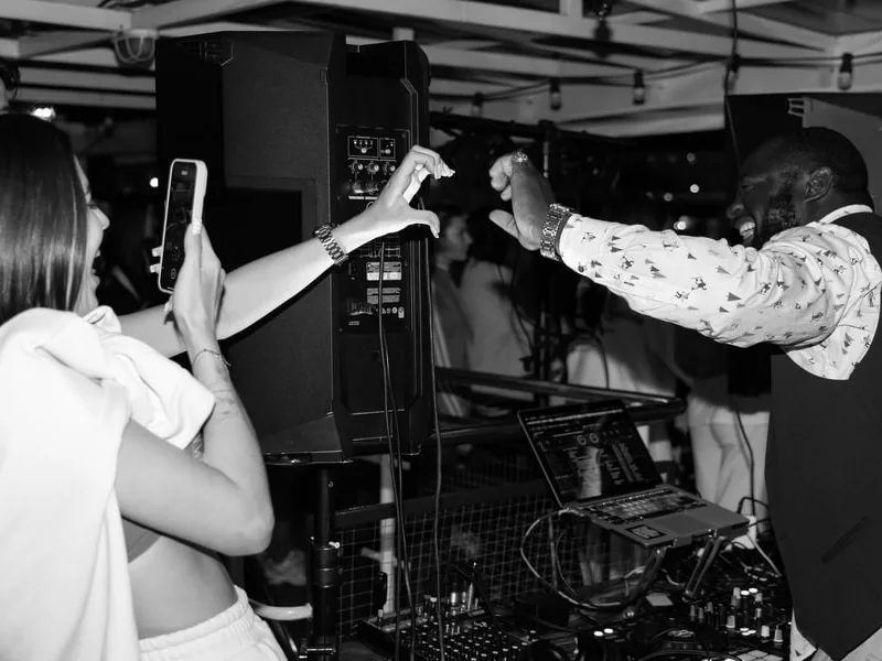 Вечеринка под разводными мостами с DJ-сетами (18+) — фото 7, Санкт-Петербург | Покатаем