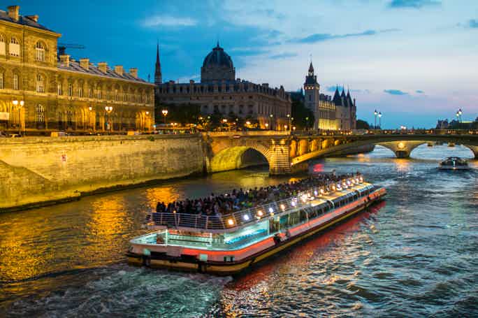 One-Hour Paris Sightseeing Cruise & Bistro Dinner