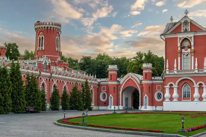 Экскурсия по Петровскому парку: остатки прежней роскоши и тайны эпох