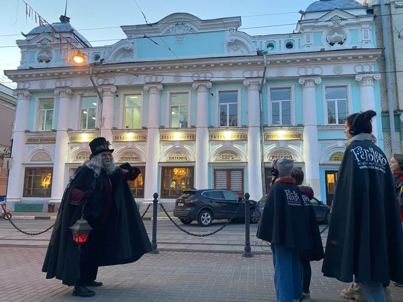 Истории и загадки Рождественской: театрализованная прогулка с фонарщиком — фото 2, Нижний Новгород | Покатаем