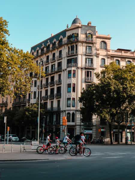 Barcelona: La Sagrada Familia & City Sightseeing Bike/E-Bike Trip - photo 4