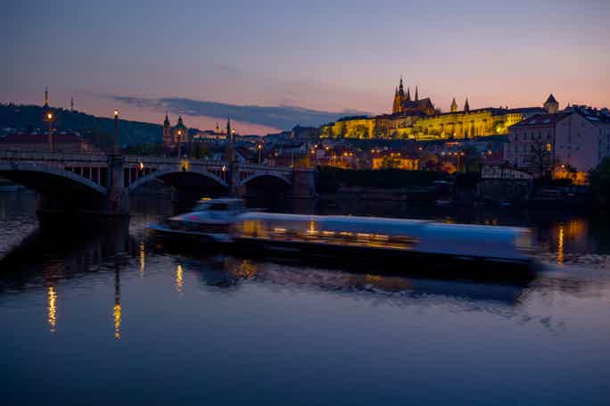 Prag: Abendliche Öko-Bootsfahrt auf der Moldau mit Prosecco