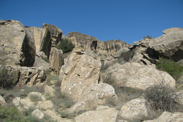 Виды Гобустан: наскальные рисунки эпохи Палеолита и поездка на грязевые вулканы