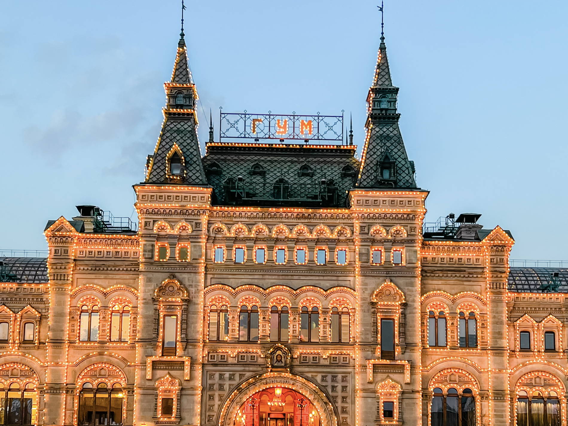 Пешеходная экскурсия «Красная площадь — сердце Москвы с чаепитием в легендарном ГУМе»