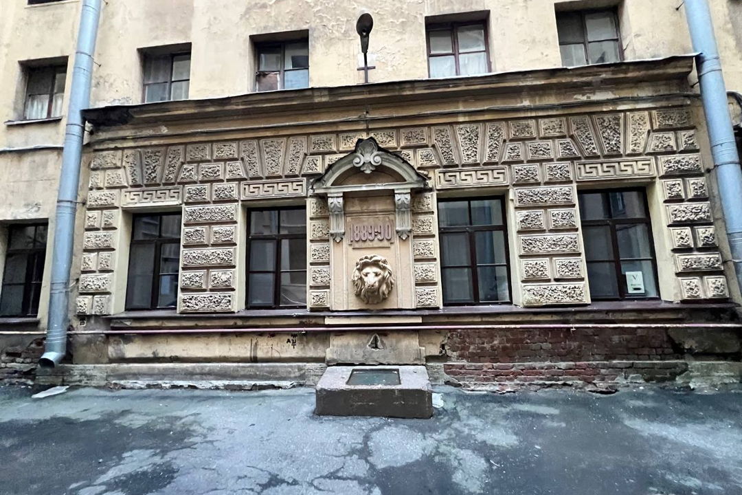 Взгляд сверху вниз: экскурсия по парадным и крышам в мини-группе — фото 3