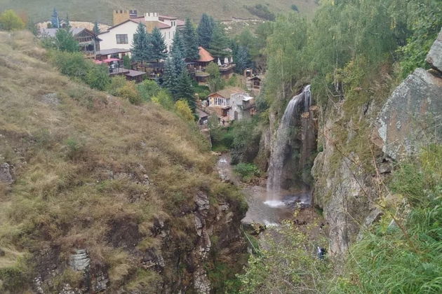 Медовые водопады, термальные источники и Кольцо-гора — день для релакса