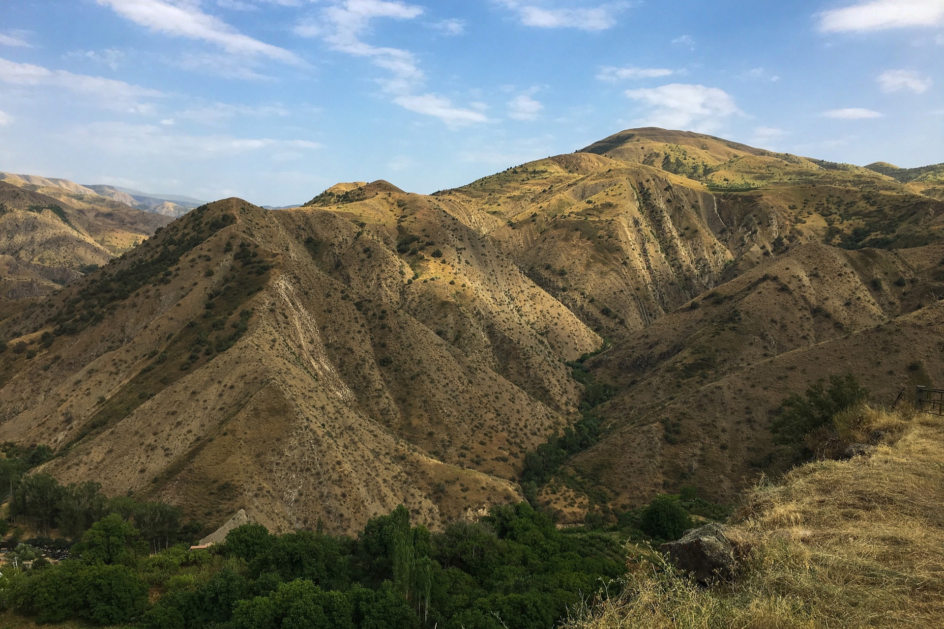 Участки в армении. Ущелье Гарни Армения. Гора Мургуз Армения. Гарни Армения фото горы. Армения гора сотами.