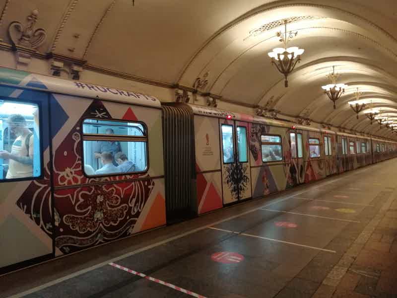 Подземные дворцы Москвы: экскурсия по Московскому метро - фото 8