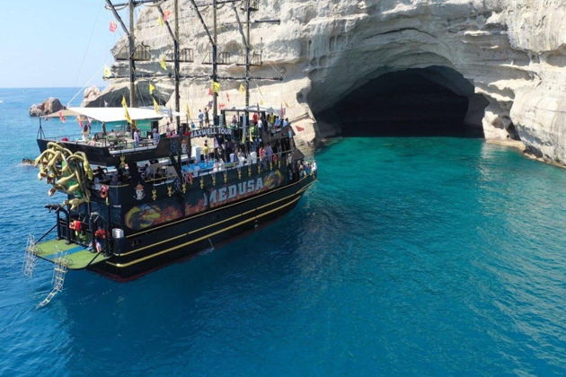 Морская прогулка на пиратской яхте из Анталии