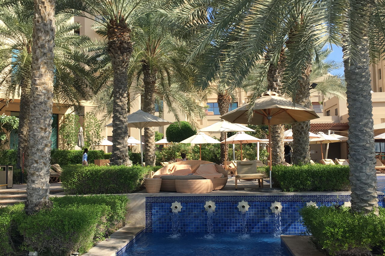 Отдых в отеле Fairmont The Palm с бассейном и приватным выходом на пляж