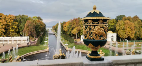 В Петергоф с профессиональным краеведом на комфортабельном автомобиле