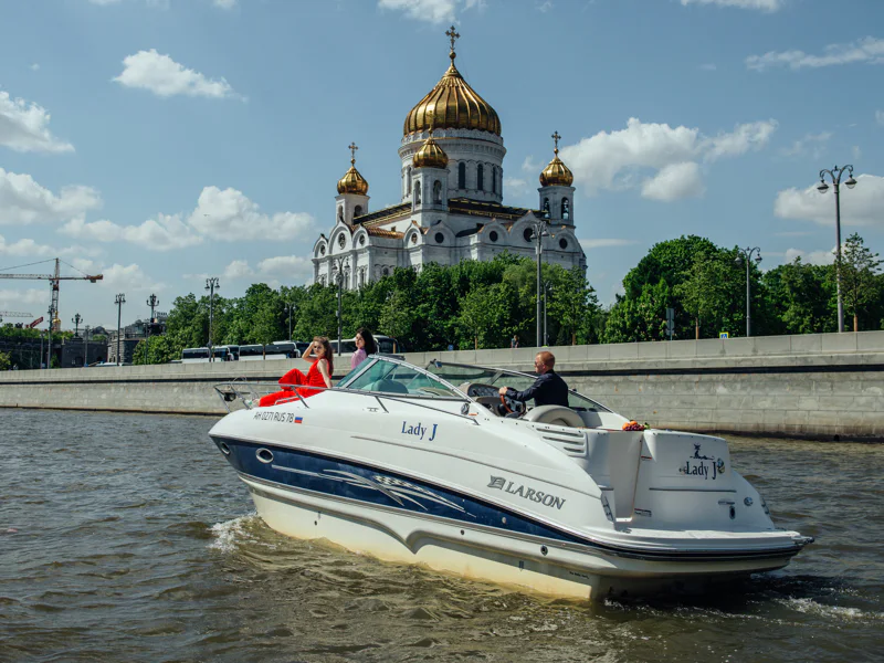 На яхте с капитаном по центру Москвы до Кремля, Лужников или Москва-Сити — фото 2, Москва | Покатаем