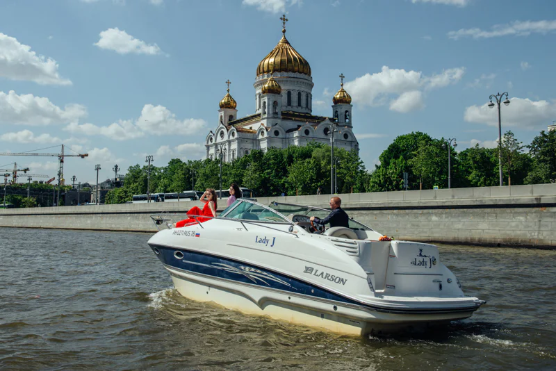 На яхте с капитаном по центру Москвы до Кремля, Лужников или Москва-Сити — фото 1