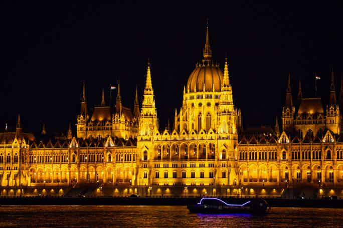 Budapest: Dinnerfahrt mit Operette und Folkloreshow