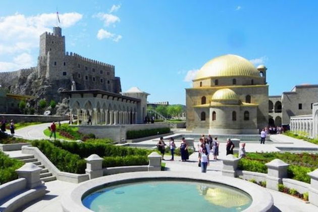 Виды Пещеры XII века: Древняя Вардзия и вечнозеленый Боржоми