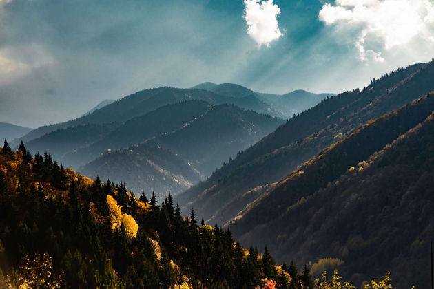 Виды Храмы Дзамского ущелья и горное озеро Батети