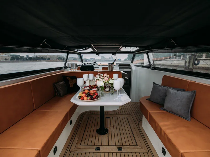 Индивидуальная прогулка на VIP-яхте Cloudberry — фото 4, Санкт-Петербург | Покатаем