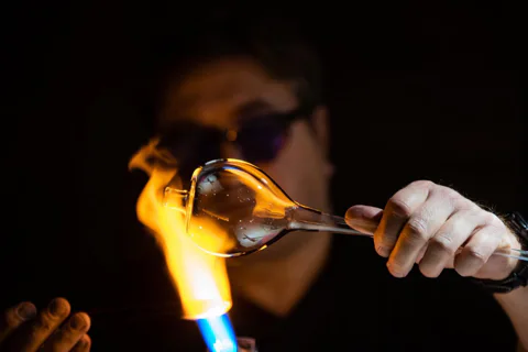 Шоу стеклодува в музее художественного стекла