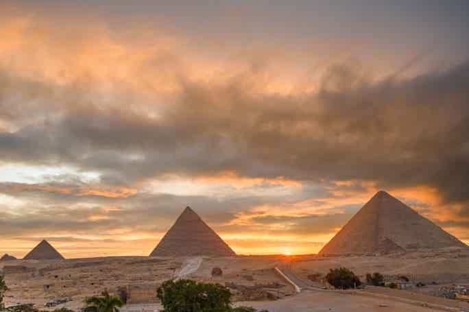 Закат на фоне пирамид  