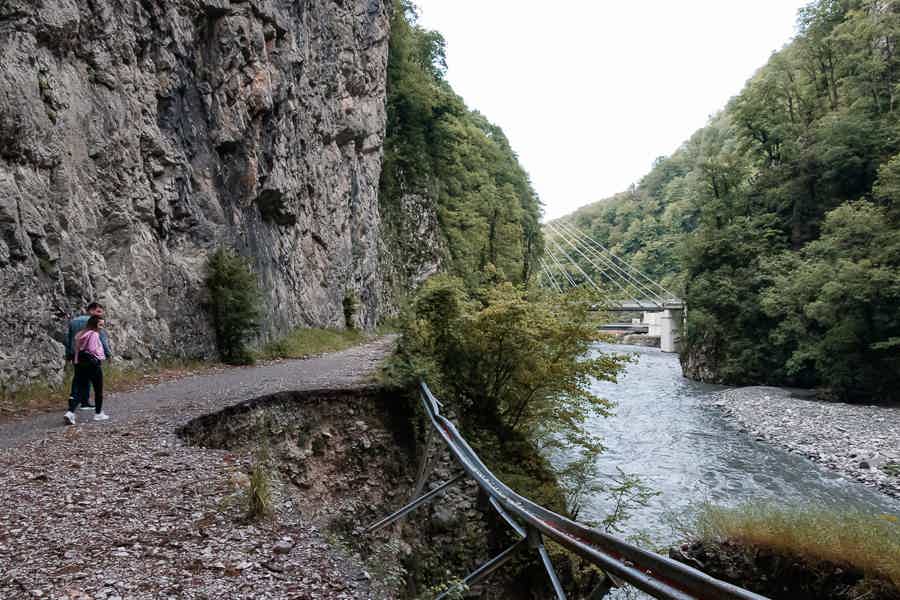 Старая Краснополянская дорога, водопад Пасть дракона и горное ущелье - фото 2
