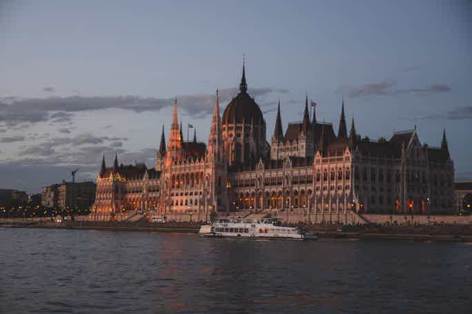 Budapest : dîner-croisière à 3 plats et Piano Battle