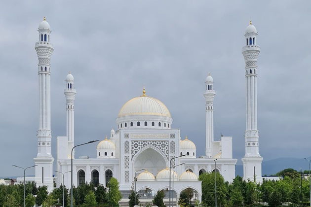 Виды Ослепительно-бирюзовое озеро  Казеной-Ам и город-музей Хой. 