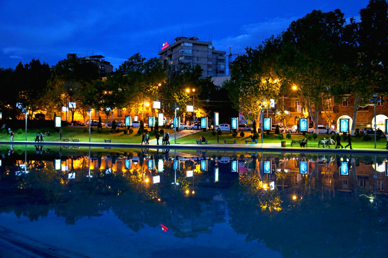 Ереван ночью. Ереван ночью парк. Армения Ереван вечер. Каскад Ереван. Каскад Ереван ночью.