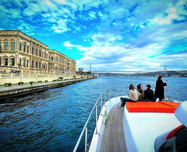 Босфор: Закат или Дневной тур на роскошной яхте с  аудиогидом и закусками - фото 1