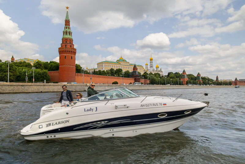 На яхте с капитаном по центру Москвы до Кремля, Лужников или Москва-Сити — фото 2
