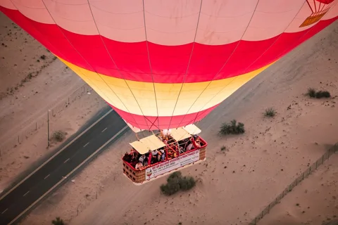 Приключения в пустыне Дубая: полет на шаре, квадроциклы, верблюды