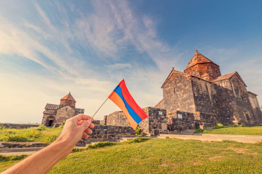 Покоряя Армению: Храм Гарни — Монастырь Гегард — Цахкадзор — Озеро Севан - фото 1