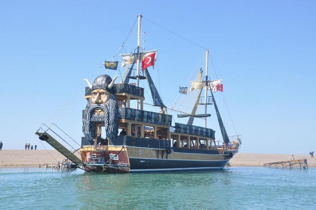 Пиратская яхта из Сиде: купание в бухтах Средиземного моря — фото 1
