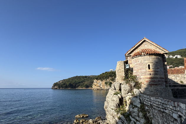 Прогулка Старым городом Будвы с бокалом вина