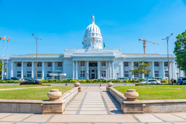 Коломбо на тук-туке - от колониального наследия до океанского побережья