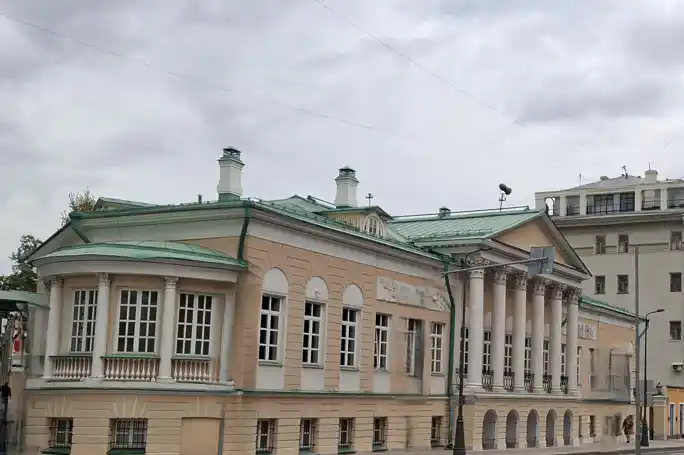 Царским путем по Басманной слободе: роскошь, деньги и скандалы